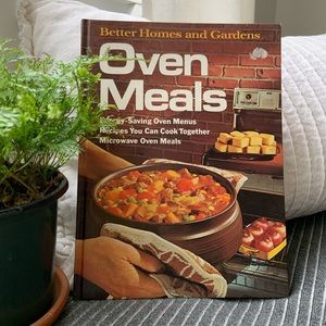 Better Homes and Gardens Oven Meals Vintage Book.
